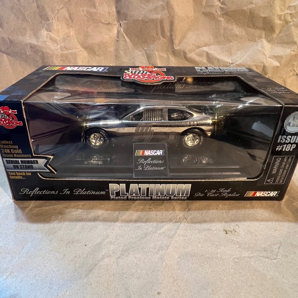 Racing Champions 1:24 Bill Elliott #94 Platinum Ford Thunderbird NASCAR Diecast